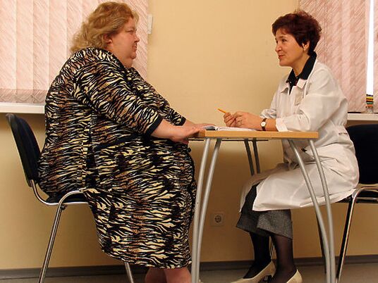 На консультации флеболога пациенту с варикозным расширением вен вследствие ожирения. 